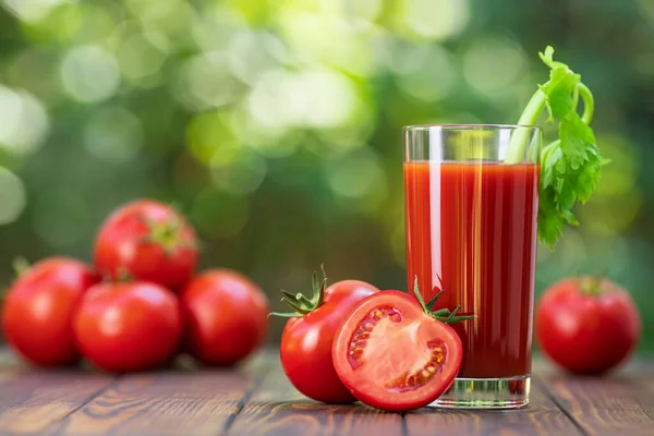 Suco de tomate em vidro — Fotografia de Stock