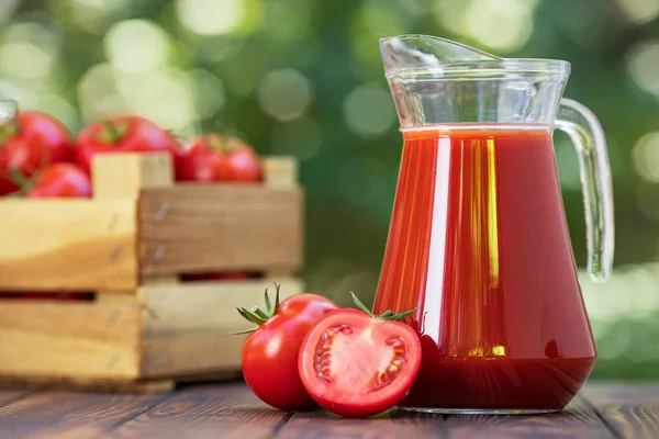 Tomatensaft im Glaskrug — Stockfoto