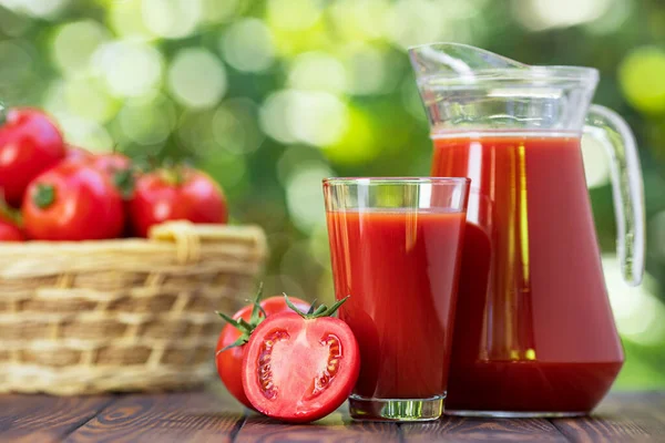 Tomatensaft in Glas und Krug — Stockfoto