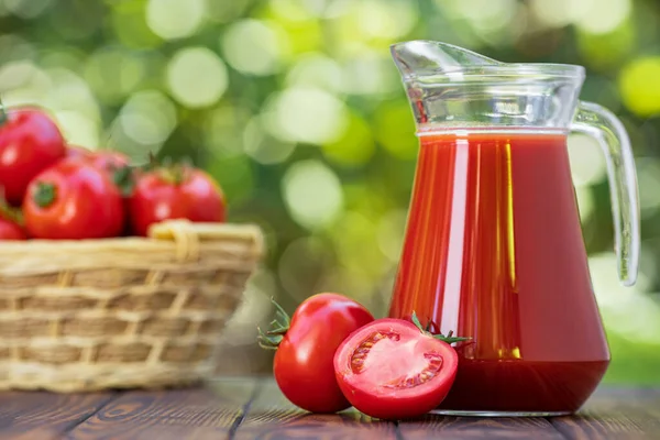 Tomatensaft im Glaskrug — Stockfoto