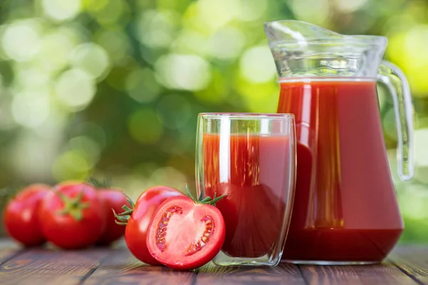 Tomatensaft in Glas und Krug — Stockfoto