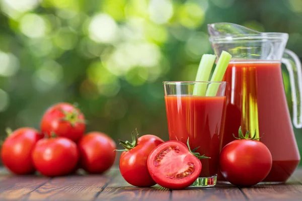 Tomatensaft in Glas und Krug — Stockfoto