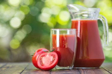 domates suyu cam ve sürahi