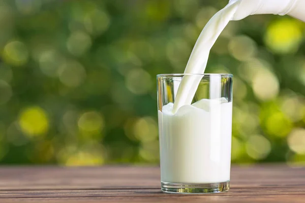 Lait de cruche verser dans le verre — Photo