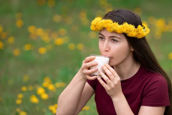Молода жінка п'є молоко на відкритому повітрі — стокове фото