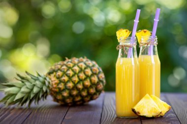Cam şişelerde ananas suyu