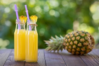 Cam şişelerde ananas kokteyli.