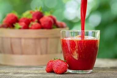 Bardağa dökülen çilekli smoothie.