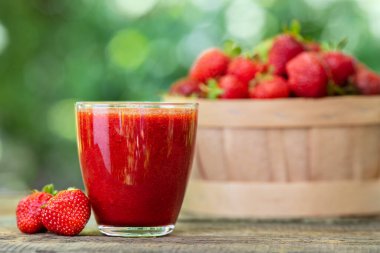 Bardakta çilekli smoothie