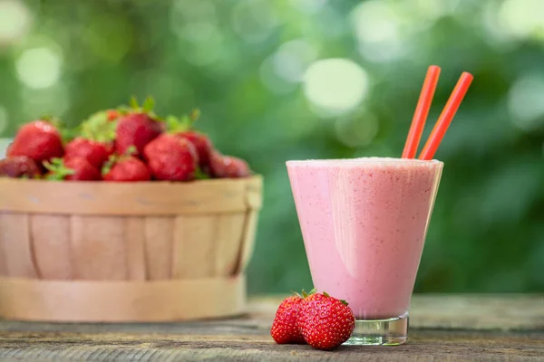 Milkshake fraise en verre — Photo