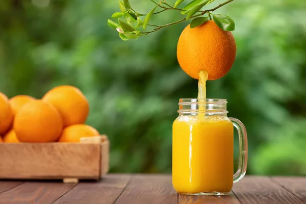 Apelsinjuice som hälls i frisörburk — Stockfoto