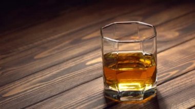 Buz küpü viski bardağına düşüyor.