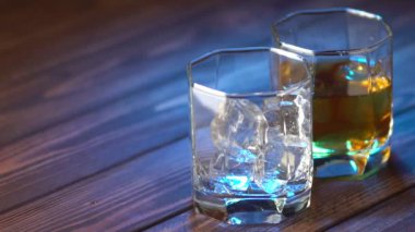 Viski kadehe dökülüyor.