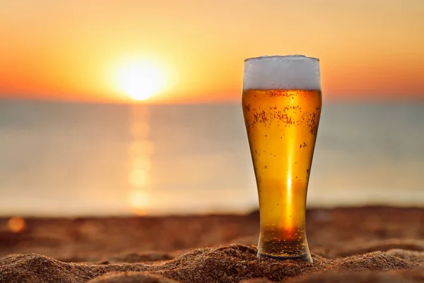 Bicchiere di birra con schiuma e bollicine — Foto Stock