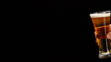 Bira içen eller tost yapıyor.