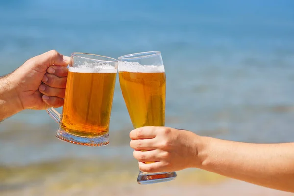 Közelkép kezek kezében pohár sör — Stock Fotó