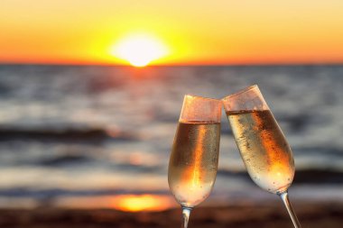 İki kadeh şampanya.