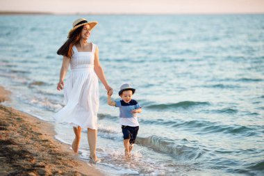 Anne oğluyla yürüyor.