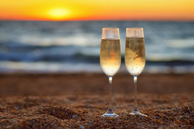 İki kadeh şampanya.