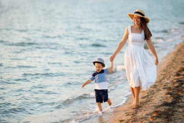 Anne oğluyla yürüyor.