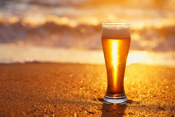 Egy pohár sör habbal — Stock Fotó