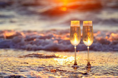 İki kadeh şampanya.