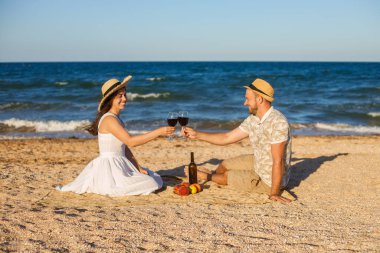 Deniz kıyısındaki mutlu genç çift