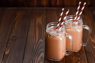 çikolatalı milkshake ve mason kavanozu.