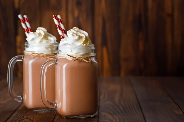 Çikolatalı milkshake ve mason kavanozu. — Stok fotoğraf