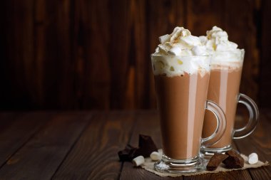 Krem şantili sıcak çikolata