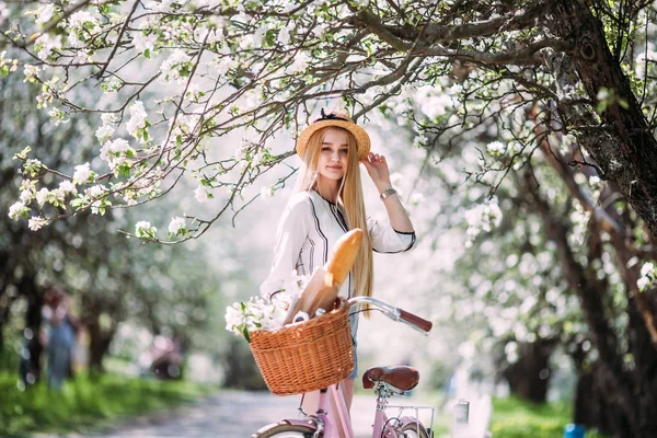 Schöne Blonde Mädchen Steht Auf Dem Apfelbaum Garten Hintergrund Mit — Stockfoto