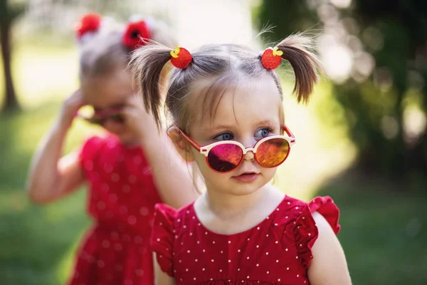 Duas Crianças Moda Menina Óculos Sol Criança Adorável Criança Óculos — Fotografia de Stock