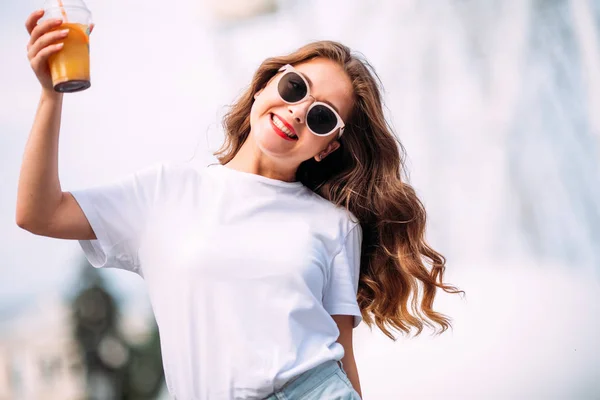 Close Portrait Cheerful White Woman Glasses Blur Background Photo Fashionable — Stock Photo, Image