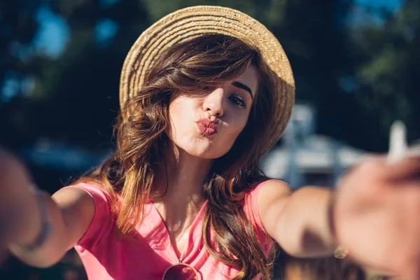 Retrato Cerca Niza Chica Riendo Sombrero Haciendo Selfie Playa Lindo —  Fotos de Stock