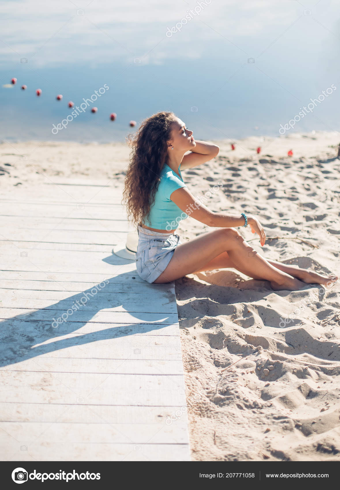 Paix Détente Belle Fille Frisée Assis Sur Plage Modèle