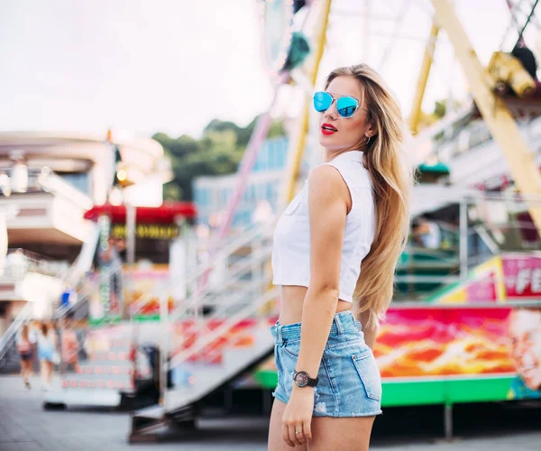 Mulher Loira Bonita Usando Óculos Sol Close Retrato Uma Jovem — Fotografia de Stock