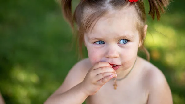 Menina Comendo Melancia Boca Manchada Close Retrato Uma Jovem Loira — Fotografia de Stock