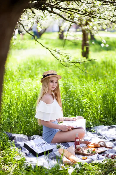 Красивая Блондинка Пикнике Женщина Соломенной Шляпе Пикник Свежем Воздухе Прекрасная — стоковое фото