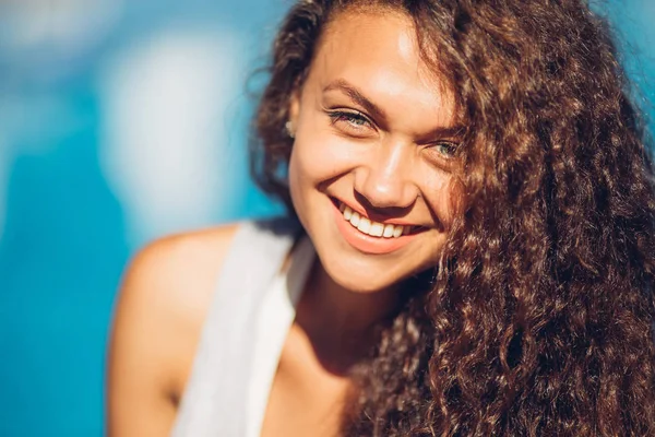 Kapatın seksi mükemmel çarpıcı kadın, tabaklanmış deri mükemmel, portre kadar seksi değil dudaklar tam, havuz yanında rahat, getting güneşlenmek, parlak güneşli renkleri, yaz stil kopyalama, metin için boş yer.