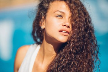 Yaz aylarında portre şık kız poz havuzu, modaya uygun kıyafet ve güneş gözlüğü, Lüks Havuz görünüm şaşırtıcı vibes, seyahat. Seksi mükemmel fit vücut kadın. Kopyalama, metin için boş yer.