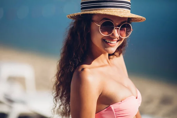 Cool Hipster Girl Summer Straw Hat Posing Exotic Summer Beach — стоковое фото