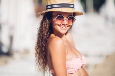 Poz egzotik yaz plaj sıcak yaz moda aksesuar, şık güneş gözlüğü, bikini yaz hasır şapkalı özgürlük kadın gülüyor. Seksi mükemmel fit vücut kadın