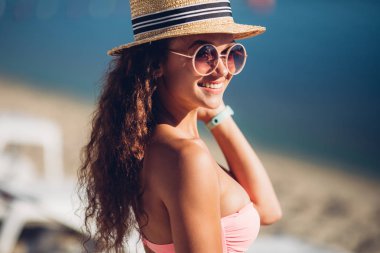 Poz egzotik yaz plaj sıcak yaz moda aksesuar, şık güneş gözlüğü, bikini yaz hasır şapkalı özgürlük kadın gülüyor. Seksi mükemmel fit vücut kadın
