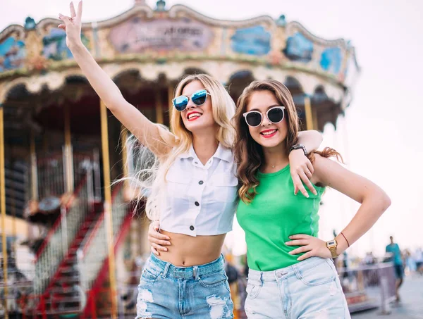 Felices Momentos Positivos Brillantes Dos Chicas Elegantes Abrazándose Calle Ciudad —  Fotos de Stock