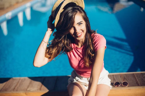 Leuke Zomer Mode Portret Van Schoonheid Brunette Vrouw Plezier Het — Stockfoto