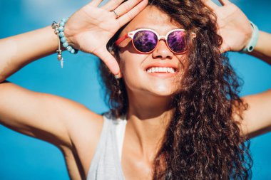 Kapatın seksi mükemmel çarpıcı kadın, tabaklanmış deri mükemmel, portre kadar seksi değil dudaklar tam, havuz yanında rahat, getting güneşlenmek, yaz stil, gözleri kapalı poz. Kopyalama, metin için boş yer.