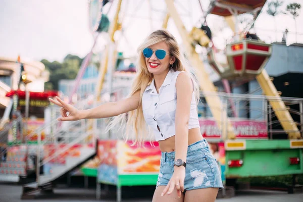 Elegante Mujer Joven Feliz Con Pantalones Cortos Mezclilla Una Camiseta Imagen de archivo