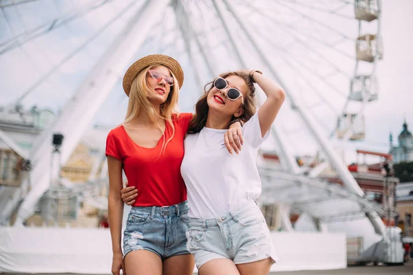 Momentos Positivos Brilhantes Felizes Duas Meninas Elegantes Abraçando Rua Cidade — Fotografia de Stock