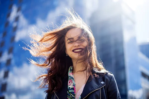 Ung Vacker Modell Flicka Ler Och Ser Tillbaka Staden Dynamiskt — Stockfoto