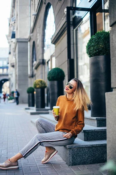 Porträtt Snygg Leende Glad Blond Kvinna Promenader Gatan Med Ryggsäck — Stockfoto